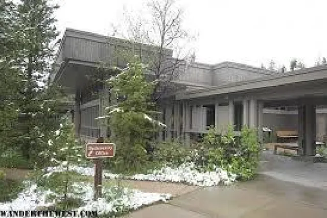 Kawuneeche Visitor Center Photo