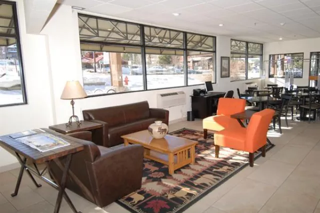 Large comfortable lobby Photo 5