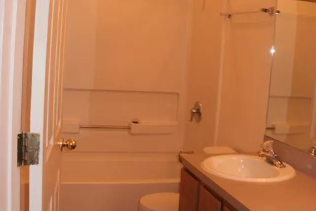 Bathroom Photo 9