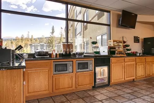 Hot Continental Breakfast included in room rate Photo 10