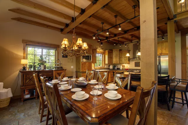 StayWinterPark private home dining and kitchen Photo 13