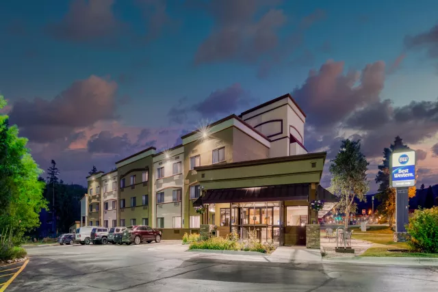 Best Western Alpenlgo Lodge at dusk Photo 6