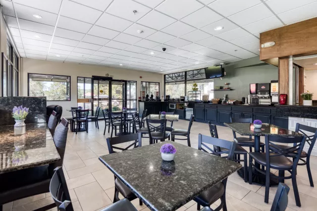 Enjoy your breakfast in our comfortable lobby Photo 8