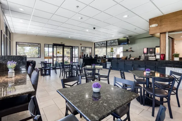 Enjoy your breakfast in our comfortable lobby Photo 8