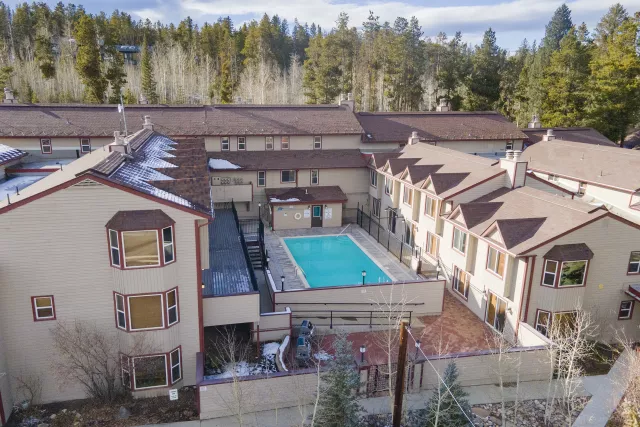 Lions Gate Pines complex Photo 15