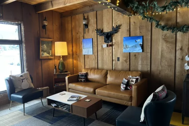 Comfortable and stylish lounge area with more featured local art Photo 6