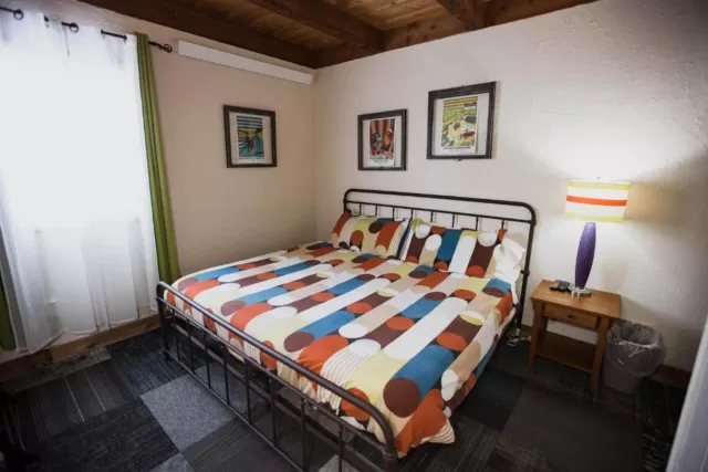 Room with one king bed Photo 13