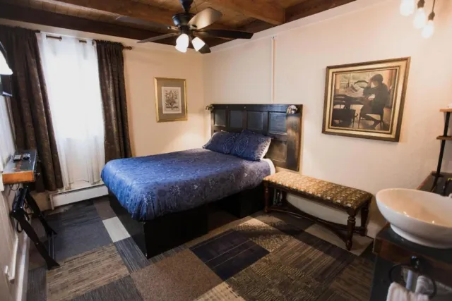 Room with one queen bed Photo 14