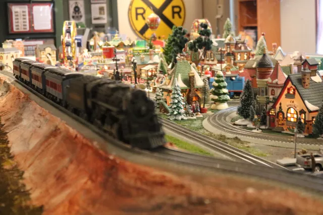 Model trains display Photo 4