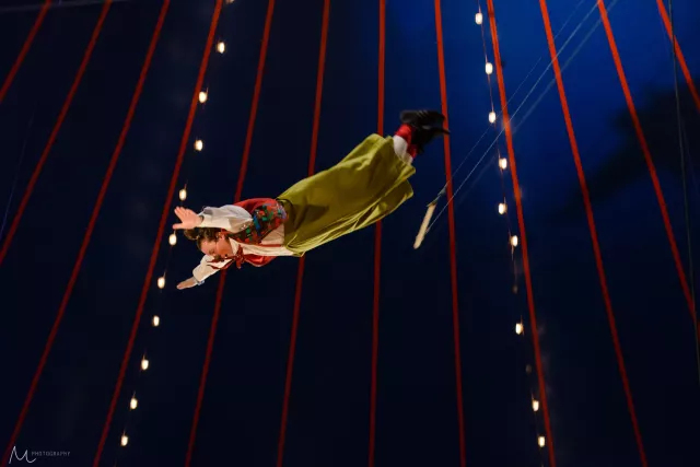 Nino on the Trapeze Photo 3